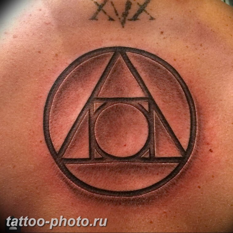 Тату треугольник в круге