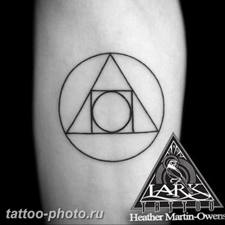Тату треугольник в круге