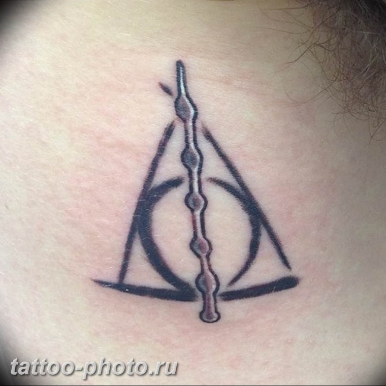 Тату дары смерти на шее