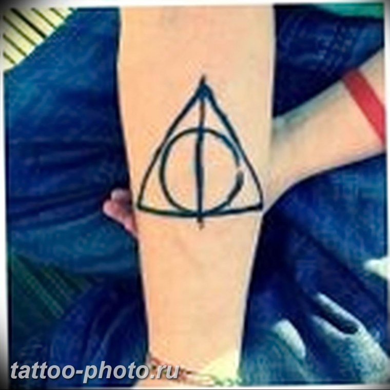 Тату треугольник с кругом
