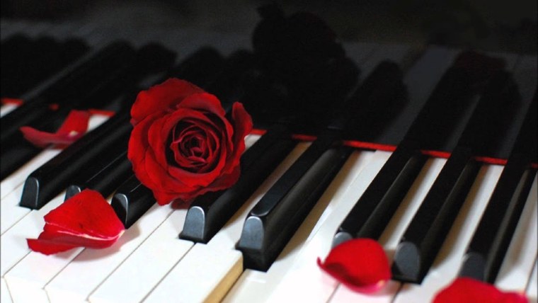 Красный рояль с цветами