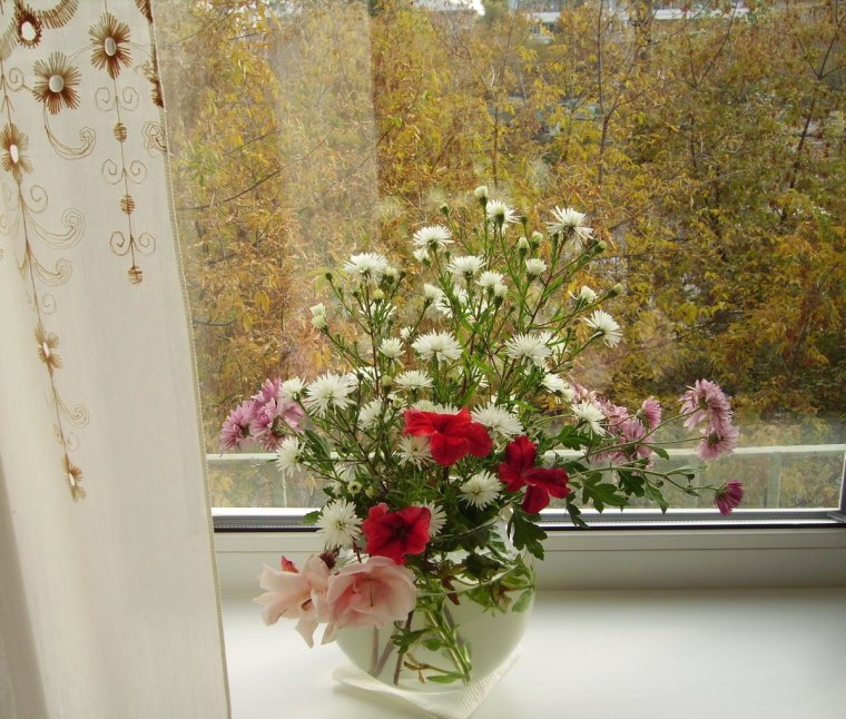 Букет цветов на подоконнике
