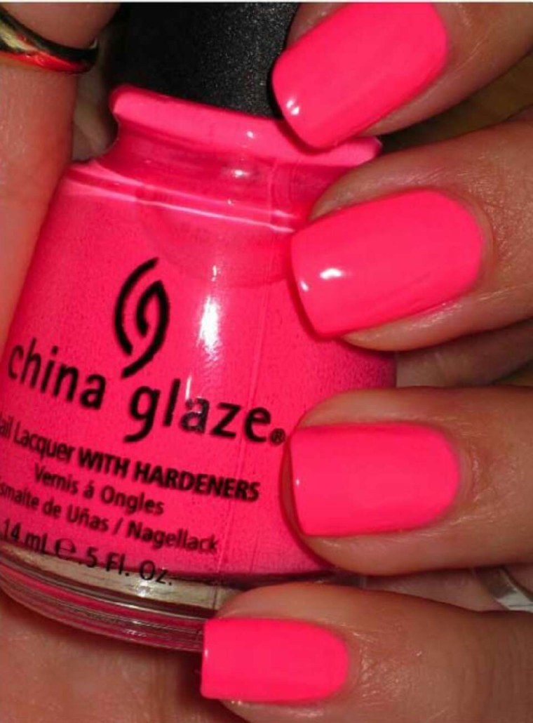 Розовый лак яркий