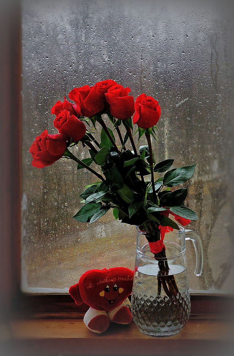 Букет цветов на подоконнике