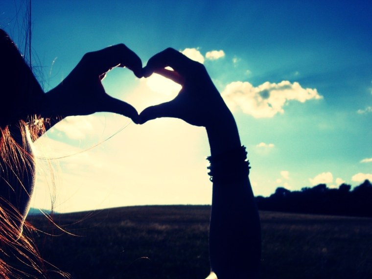 Карина сердечко руками