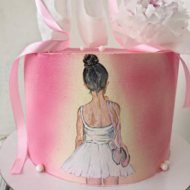 Девочка спиной для торта