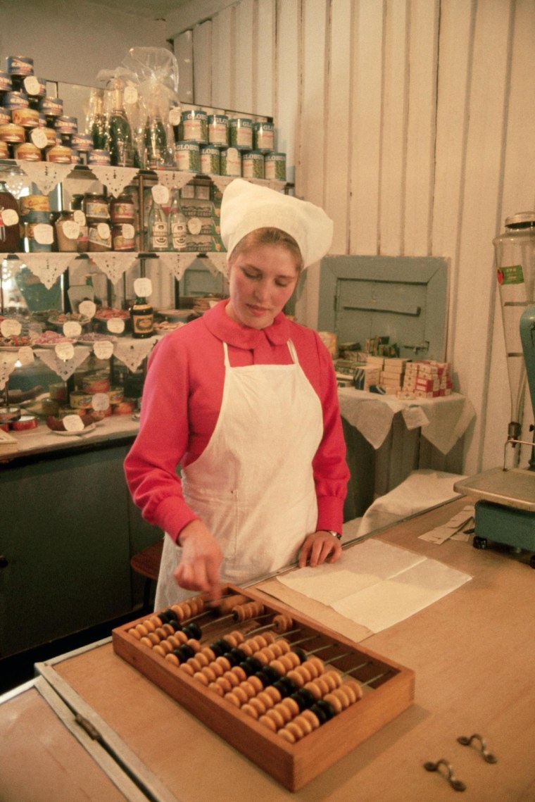 Советская продавщица