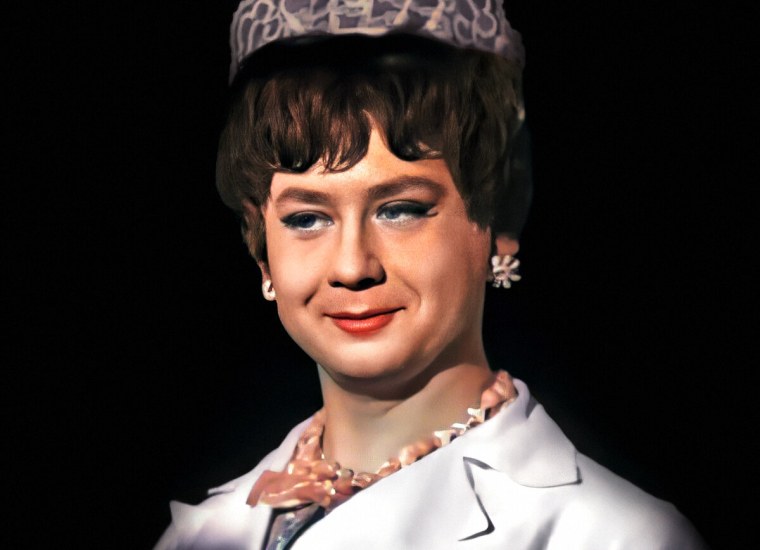 Олег Табаков в роли буфетчицы