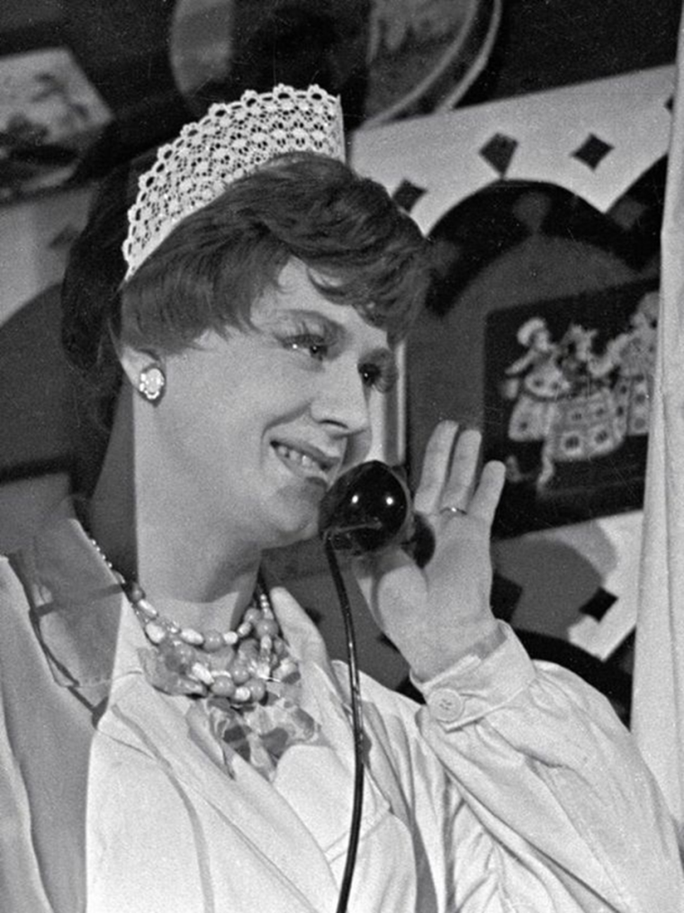 Олег Табаков в роли буфетчицы