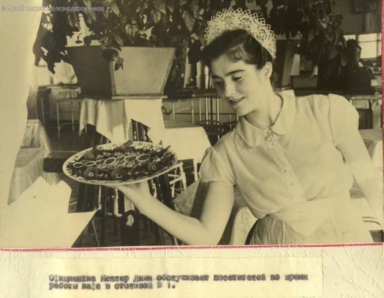 Официантка советских времен