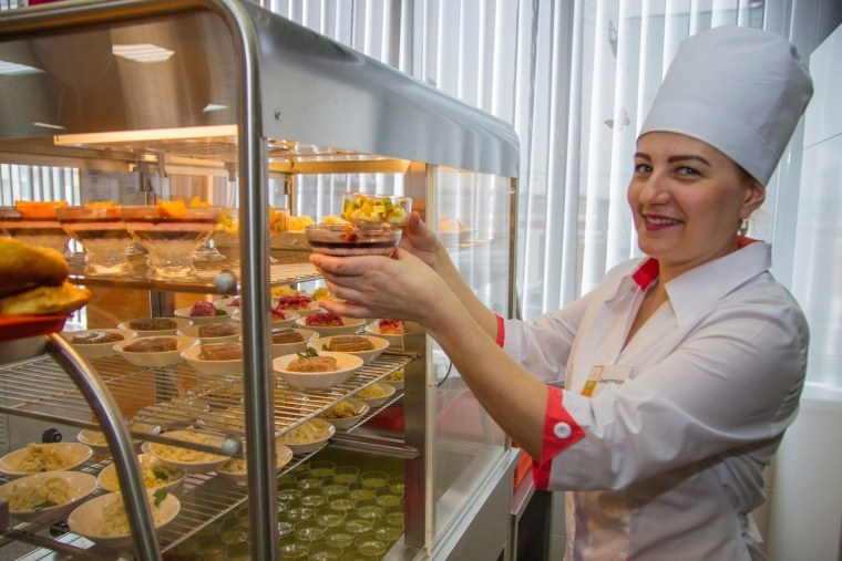 Продавщица в буфете