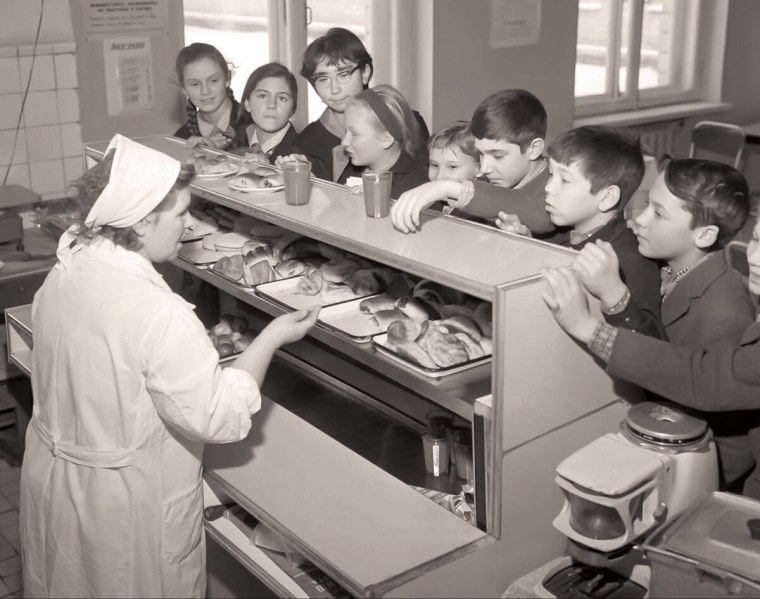 Советские школьники в столовой
