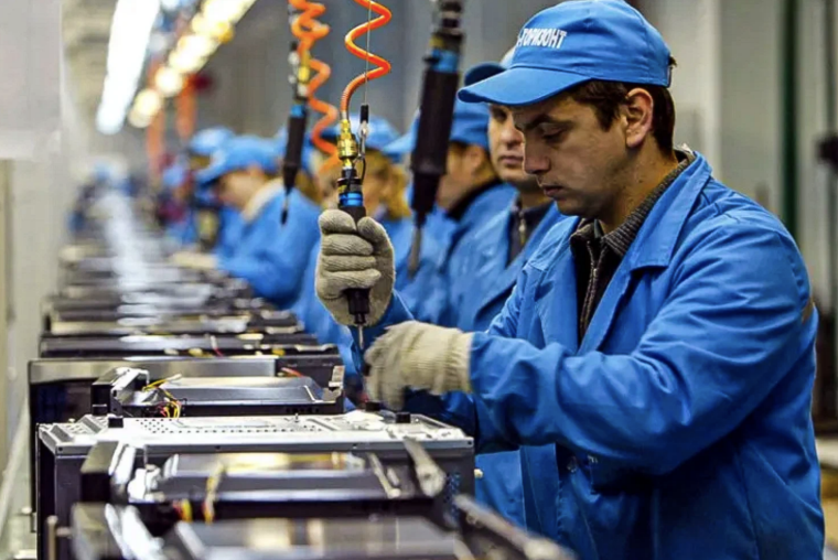 Рабочий на заводе