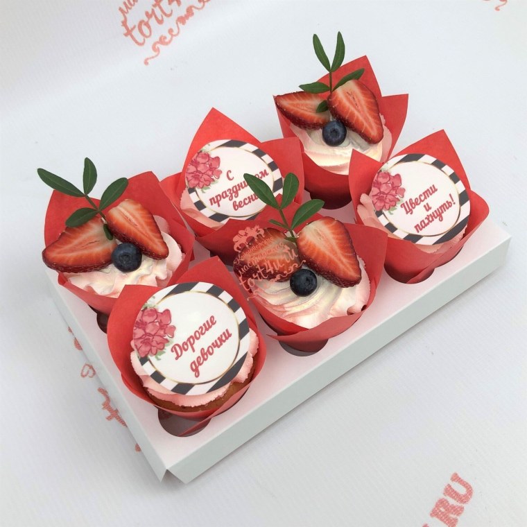 Капкейки на 8 марта с ягодами