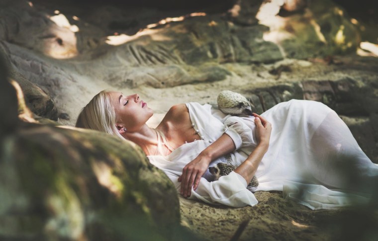 Девушка лежит на Камне