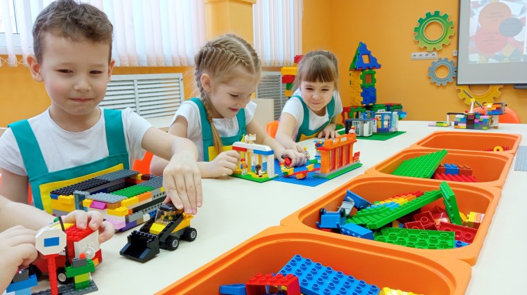 Дети собирают конструктор лего
