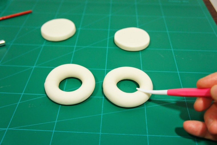 Трафарет наушников из мастики