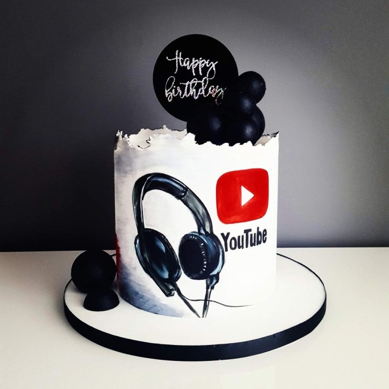 Торт с наушниками
