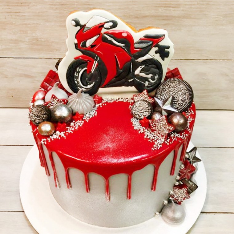 Торт с «мотоциклом»