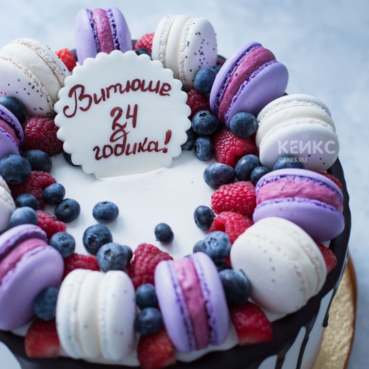 Украшение торта макаронс и голубикой