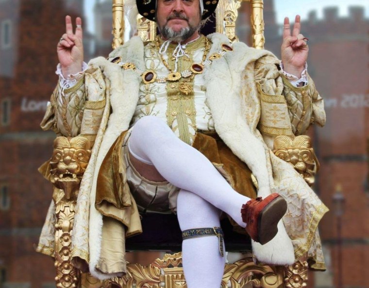 Царь сидит на троне