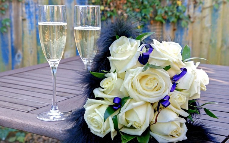 Свадебный букет и шампанское