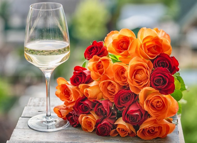 Красивые цветы в бокале