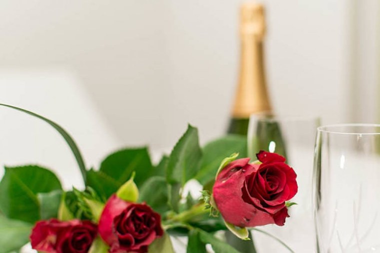 Букет роз и бутылка шампанского