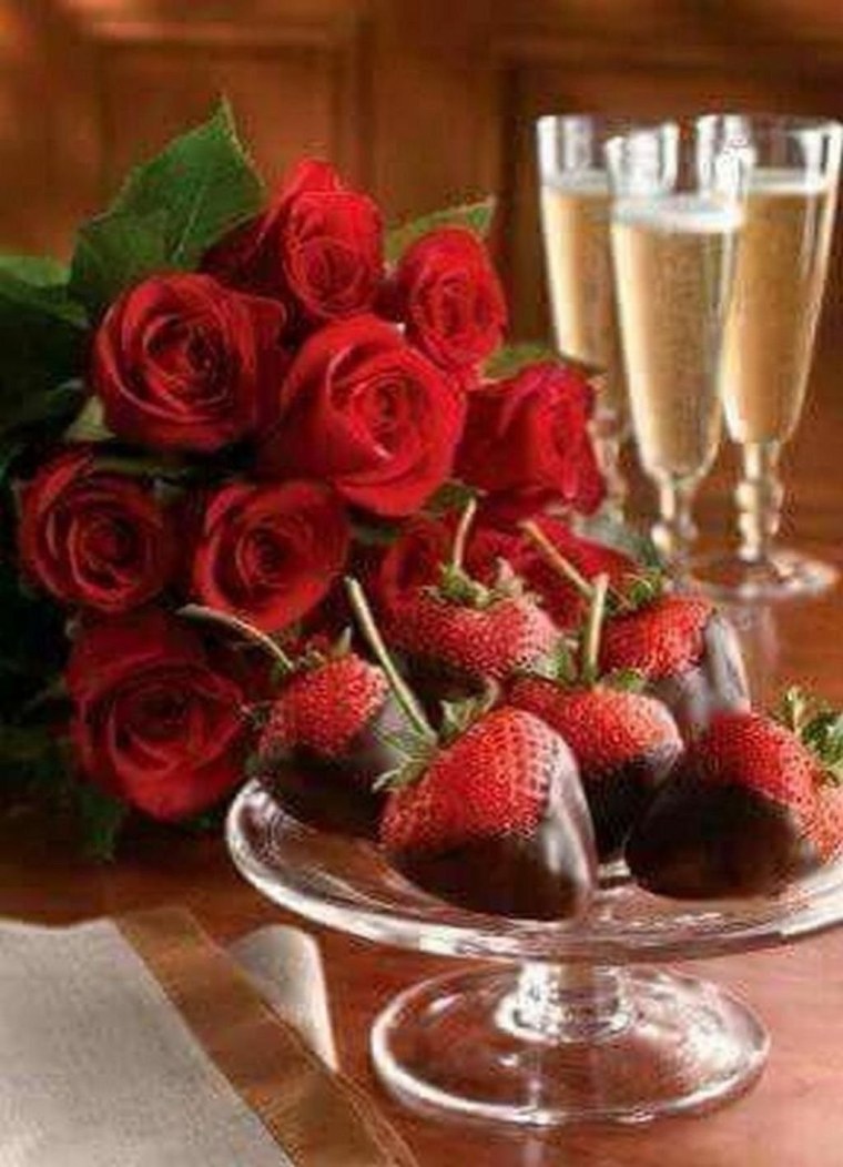 Цветы шампанское клубника