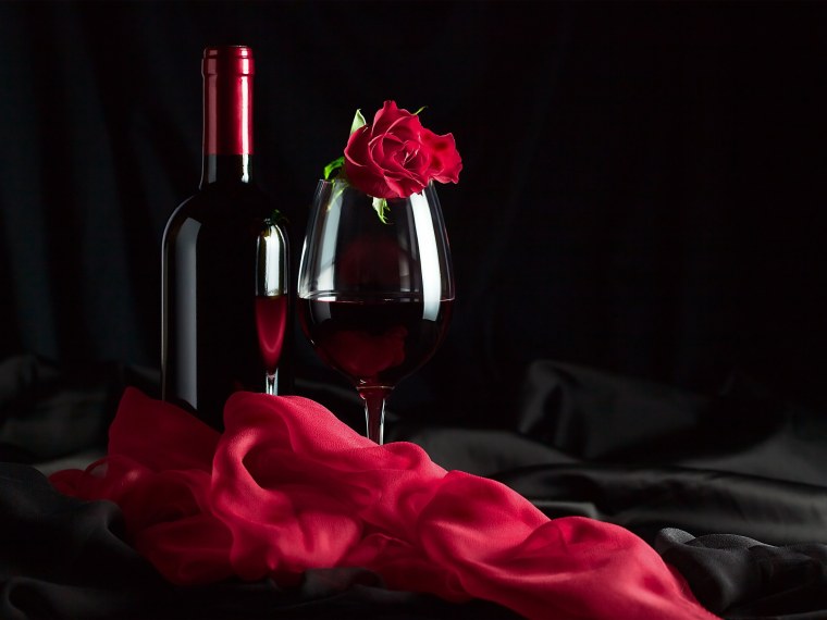 Красные розы и вино