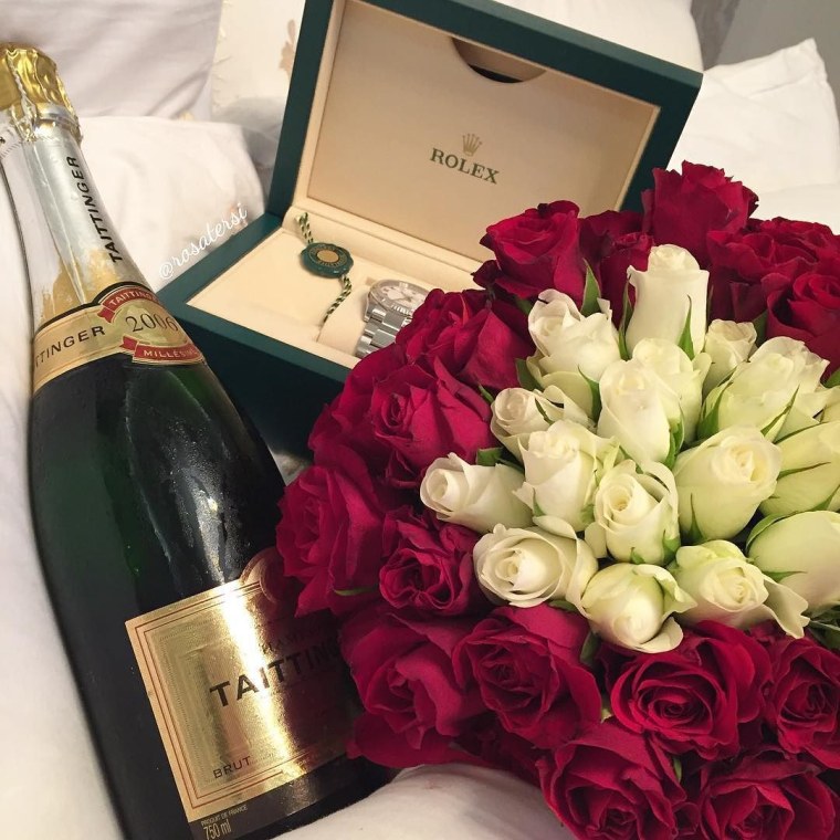 Шампанское цветы подарки