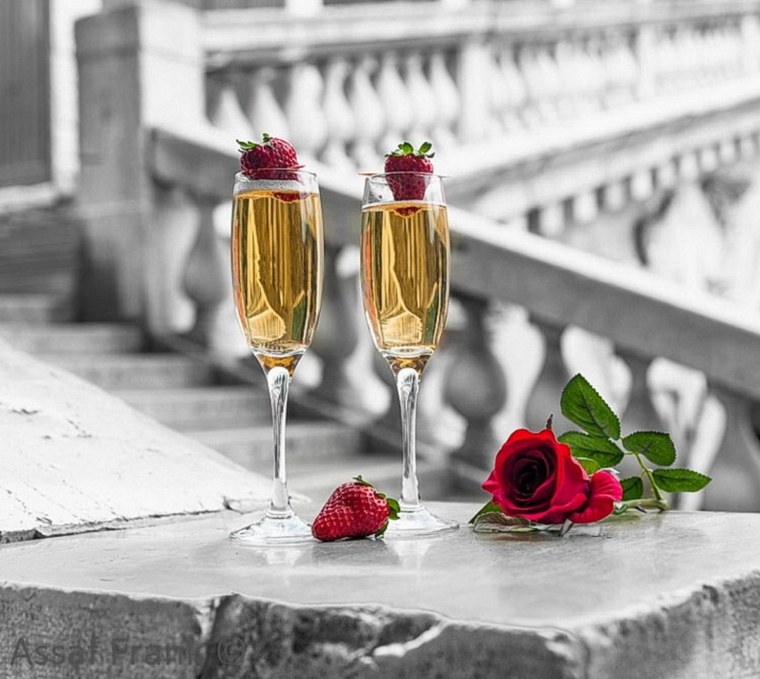 Бокал шампанского и цветы