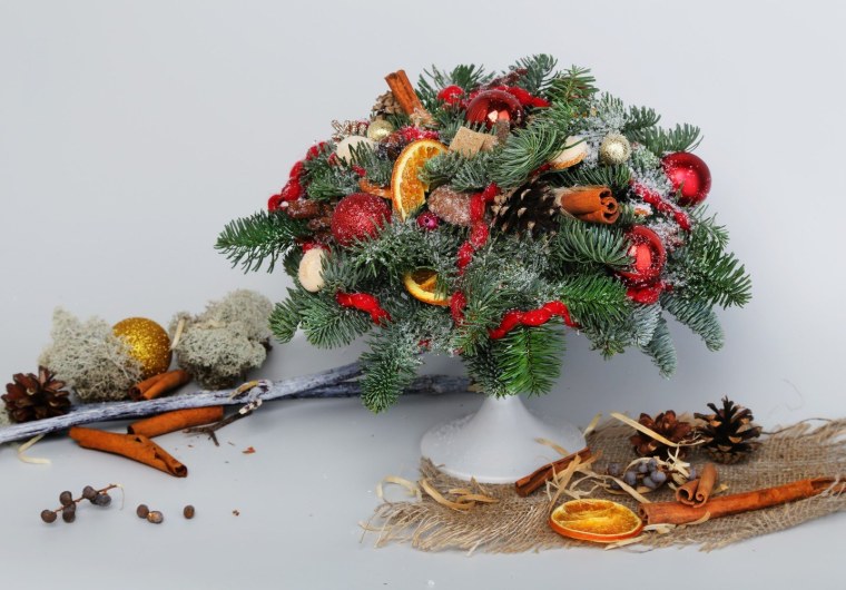 Композиция из елочных веток