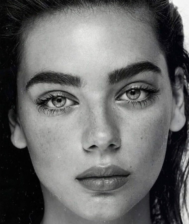 Девушка без макияжа