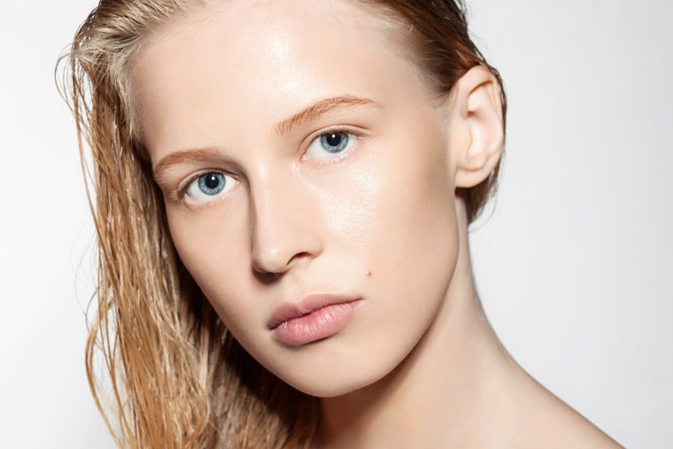 Девушка без макияжа