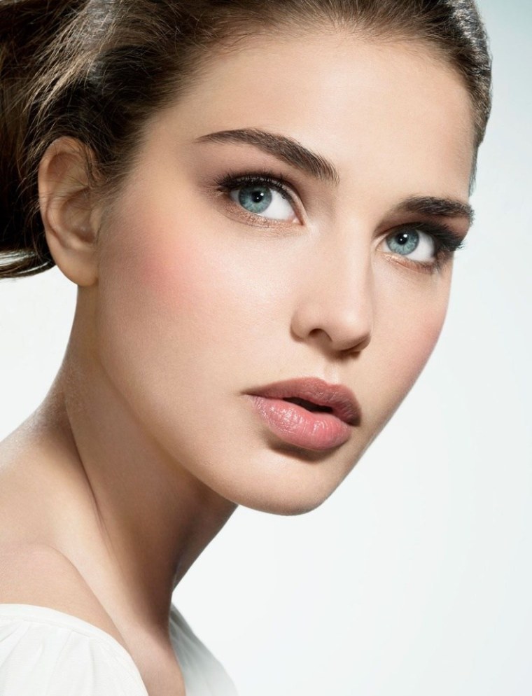 Красивое лицо девушки