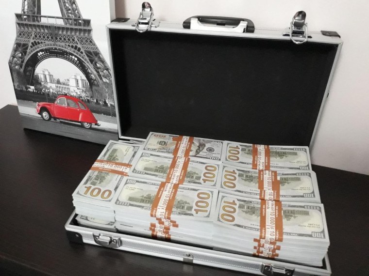 Чемоданчик с долларами