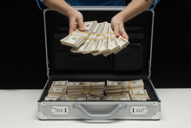 Чемодан с деньгами в руках