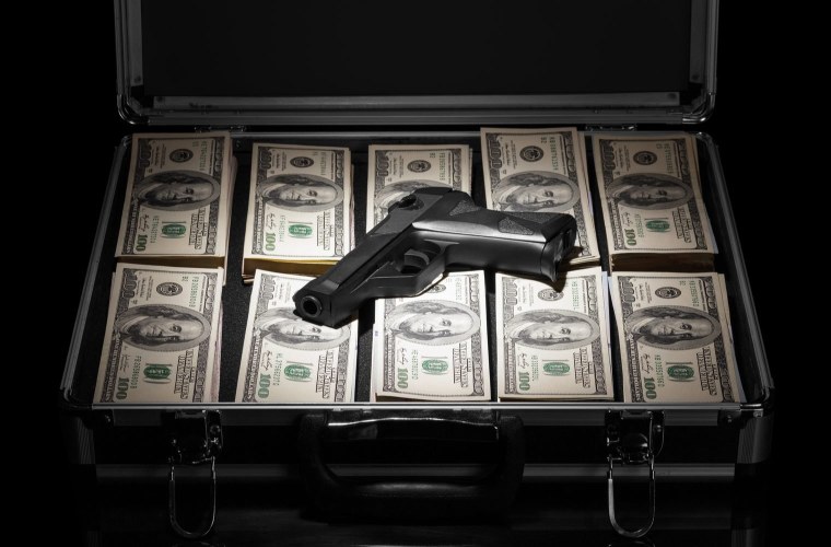 Черный чемодан для денег