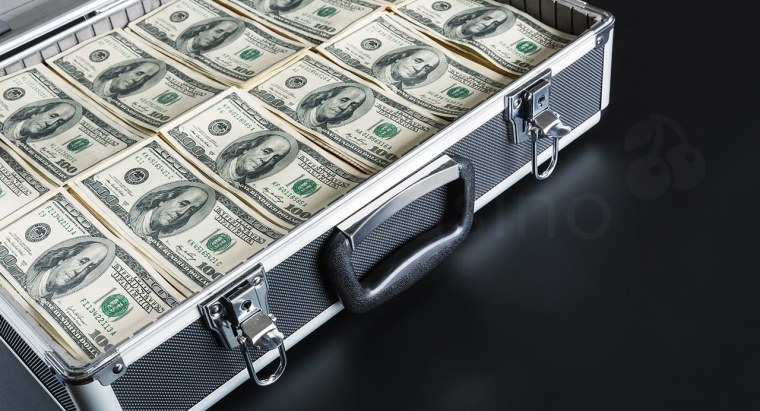 Кейс с долларами
