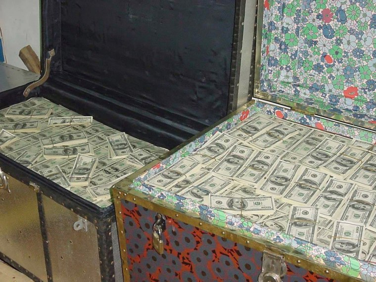 Куча денег в чемодане