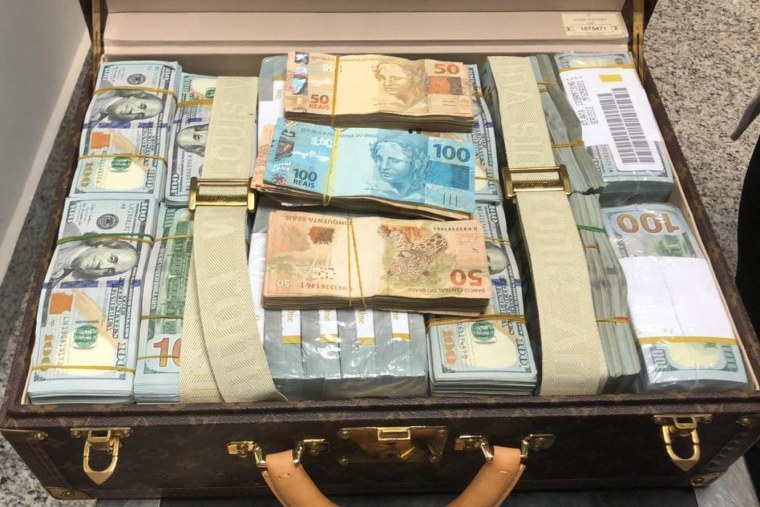 Огромный чемодан денег