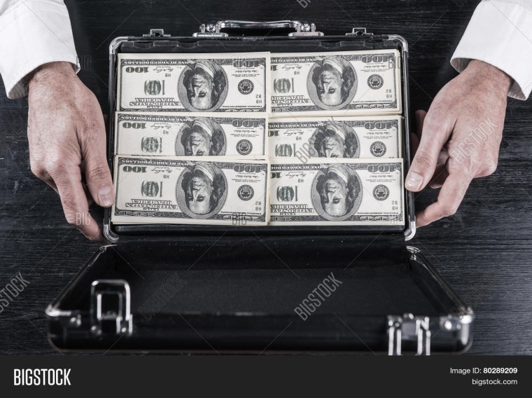 Открытый чемодан с долларами