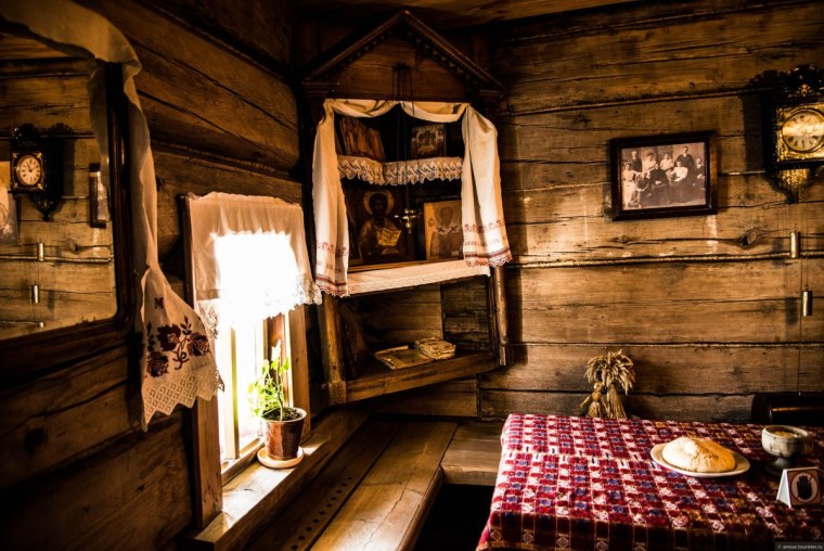 Красный угол в крестьянской избе