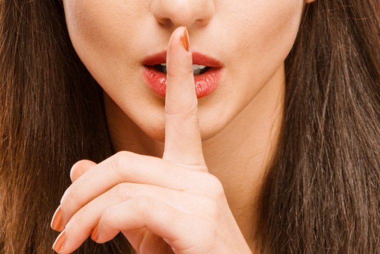 Девушка с пальцем у губ