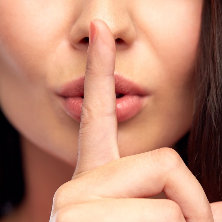 Палец во рту у девушки