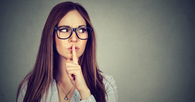 Девушка с пальцем у губ