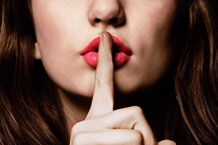 Женщина с пальцем во рту