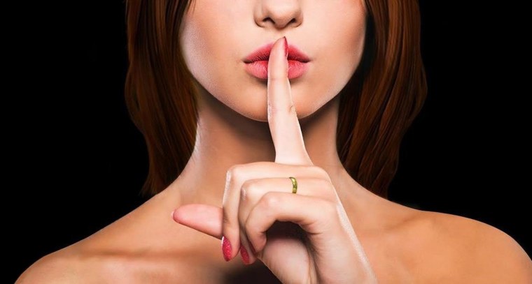 Девушка с пальцем у губ