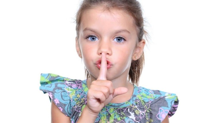 Девочка показывает тишину